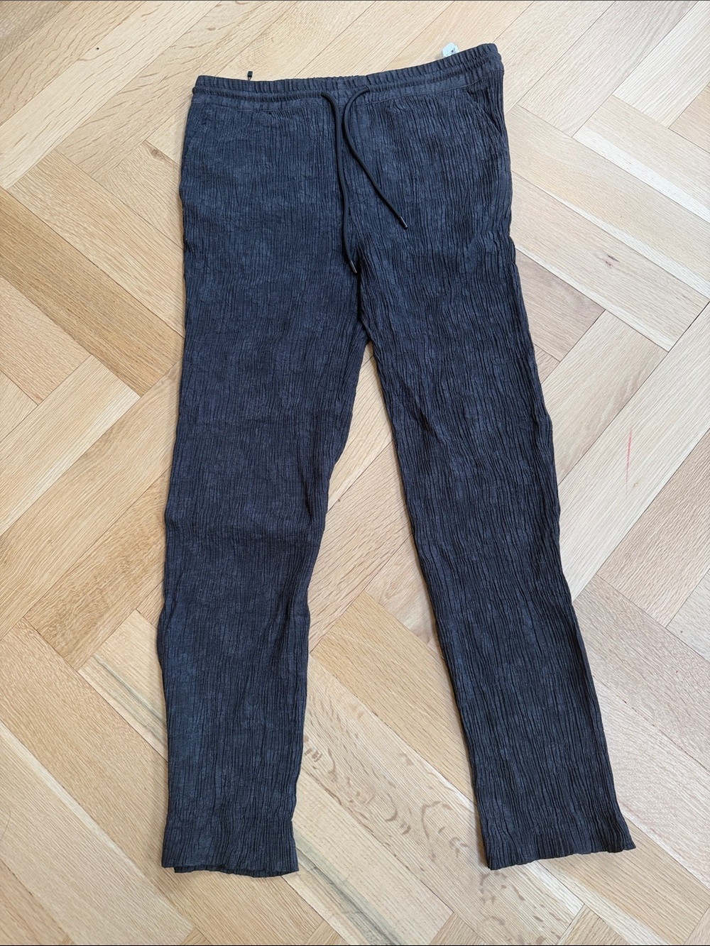 Men’s Zara Crinkled Drawstring Pants in Dark Charcoal